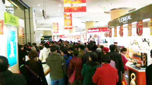 11月21至23日,乌鲁木齐王府井迎来2014年会员专场。本次会员专场以感恩回馈 巅峰盛会为主题,推出百货零利润低至3折、超市独享10倍积分、千余种商品惊爆价等大力度促销活动。配合顾客到店免费办理会员卡,老会员到店即加送800积分等活动的开展,乌鲁木齐王府井会员专场吸引了大量新老顾客的光顾。活动三天,门店实现销售额1101.