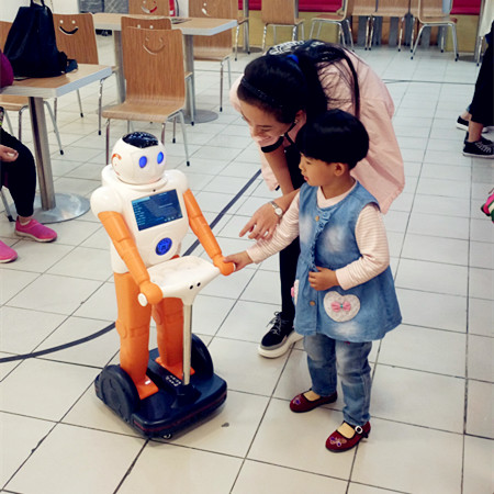 全智能机器人餐厅亮相包头王府井青山店_王府